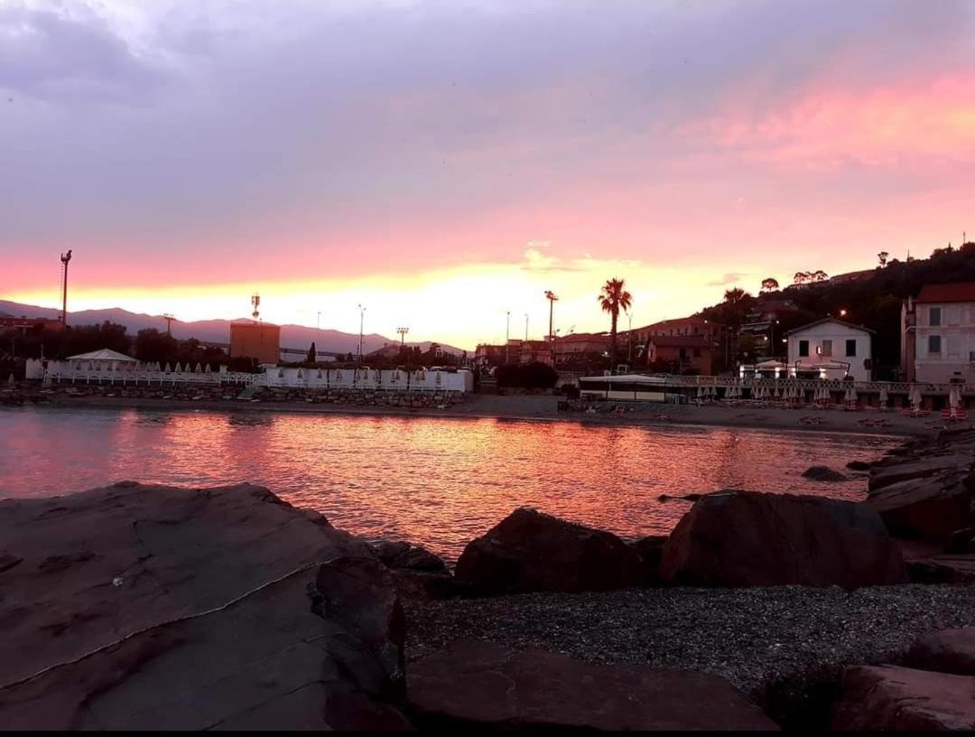 Casa Intera Indipendente Con Giardino Privato Villa Imperia Esterno foto